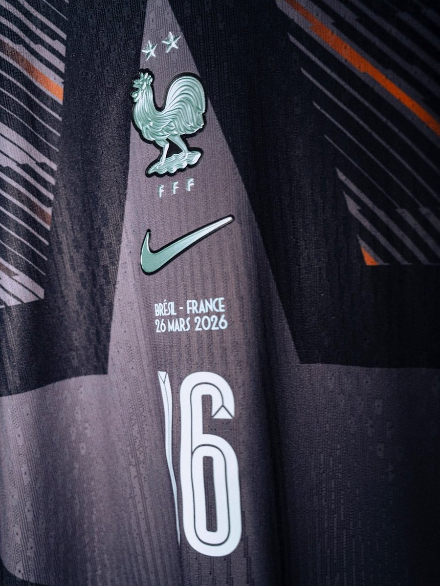 TigresJersey's tweet photo. De lujo.

Estrenan @CBF_Futebol y @equipedefrance sus uniformes alternativos.

Pero, vaya #kitclash el del uniforme de jugador de los Brasileños y el de portero de Francia. https://t.co/4vbdbvSWZe