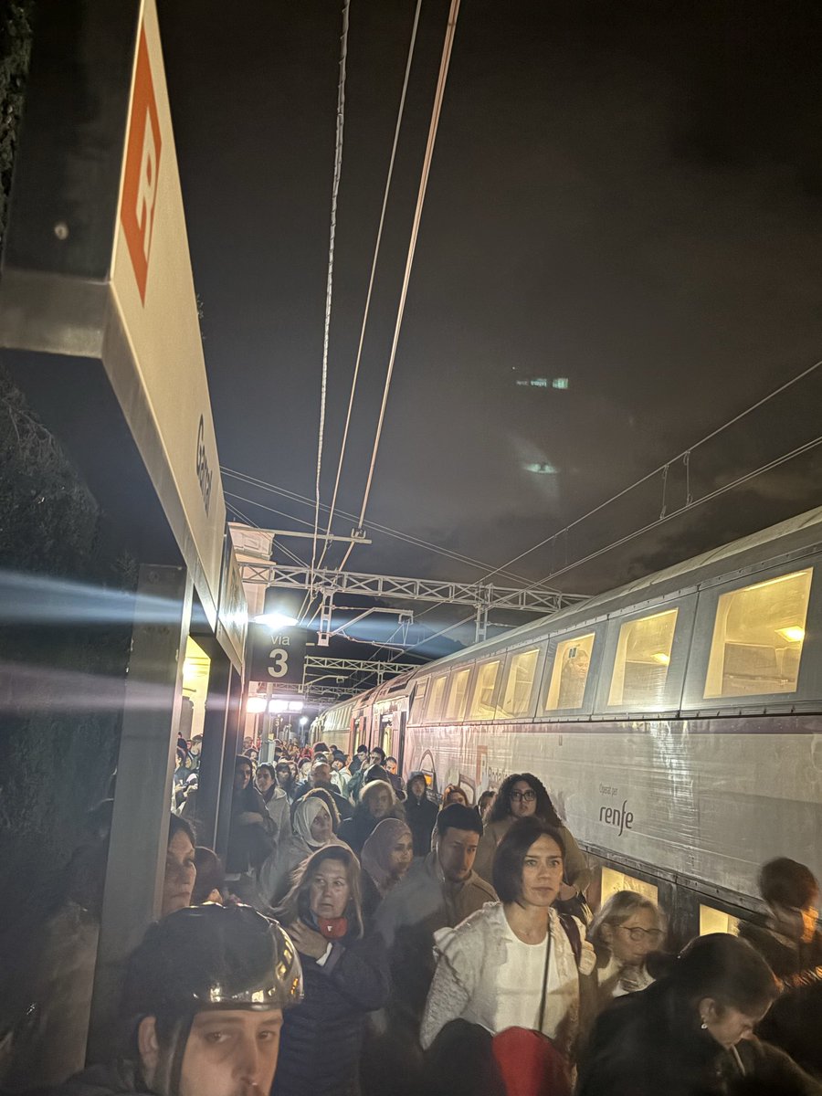 cmerinol's tweet photo. Així ens deixeu tirats al garraf fills de la gran puta @rod2sudcat @rodalies @SilviaPaneque panda de hijos de puta que sois!!! https://t.co/Ln337VMz8R