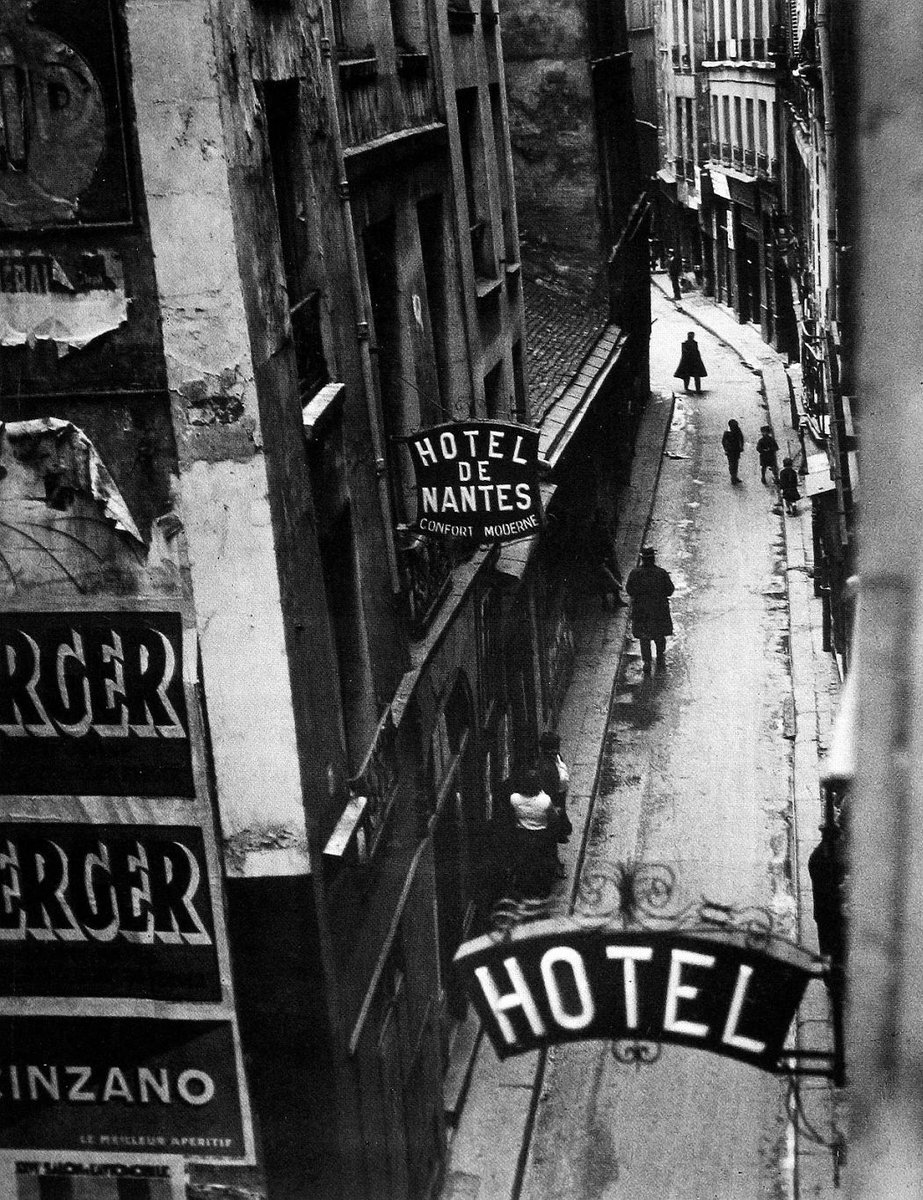 Les hôtels de passe de la rue Quincampoix, Paris.
📷: Brassaï (v1932).