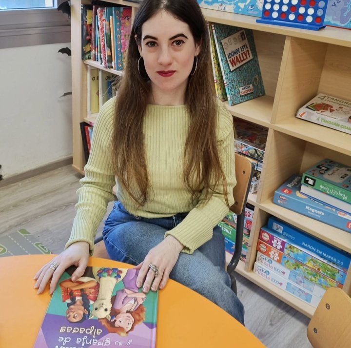 "CPI Feal" Hoxe, a escritora Alba Santiago, autora de *El hogar de Enma* e *Flor María y su granja de alpacas*, veu presentar este último libro aos alumnos de 4.º de Primaria. 
Durante a visita, o alumnado tivo a oportunidade de coñecer de cerca á autora e a súa obra