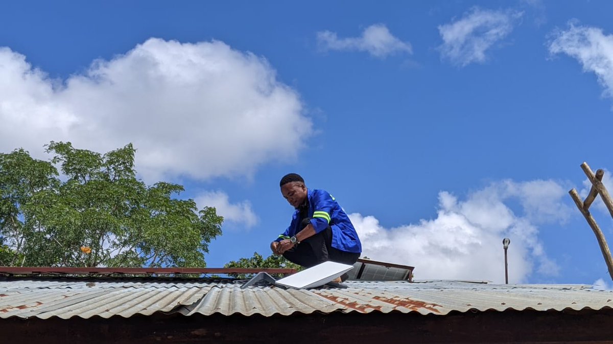 TechK252452's tweet photo. Today at Nthunduwala CDSS, students touched a laptop for the very first time! 💻🇲🇼
With support from The Hardy Bunch Foundation, we’ve delivered:
✅ 22 Laptops
✅ Solar Lithium System ☀️
✅ Starlink Internet 🛰️
Bridging the digital divide in Malawi! https://t.co/9wQlw21k93