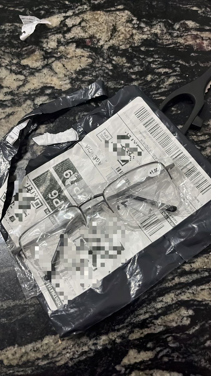 madlycln's tweet photo. meu pedido vs o que chegou 

SHOPEE, ISSO PARECE A PORRA DE UMA FANTASIA DE ABELHA????PARECE???? VOCÊS ME PAGAM https://t.co/4XZQToN7fn