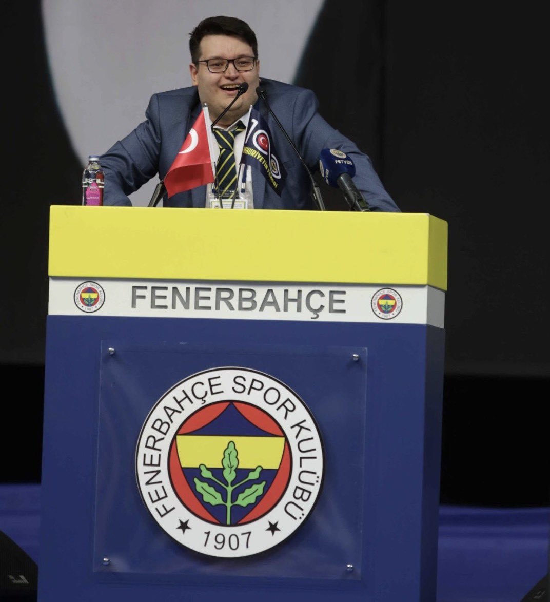 Kendisiyle yemek yedik, ekrandan bana bir para gösterdi. Yakarım bu parayı dedi. Telefonunun ekranı kırıktı göremedim.

Öyle bir fedakârlık...