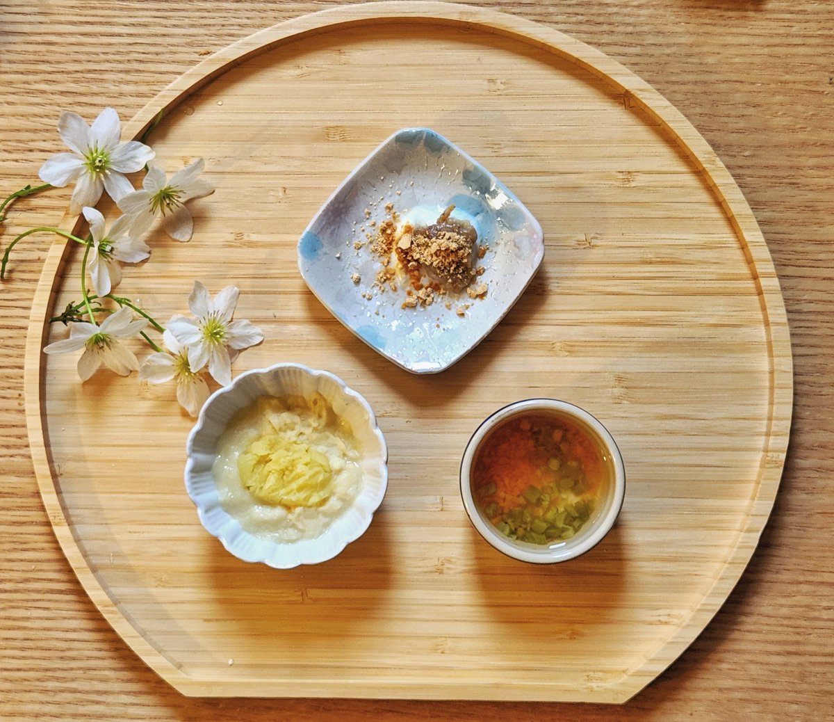 最近小さい鯉のぼりを庭に設置したところ毎朝庭を眺めては楽しんでいる息子くんを見てほっこりする日々です🤤

■今朝の離乳食お品書き■
さつまいものミルクパン粥
いんげんと人参の合わせ出汁スープ
バナナのきな粉がけ
ミルク140cc