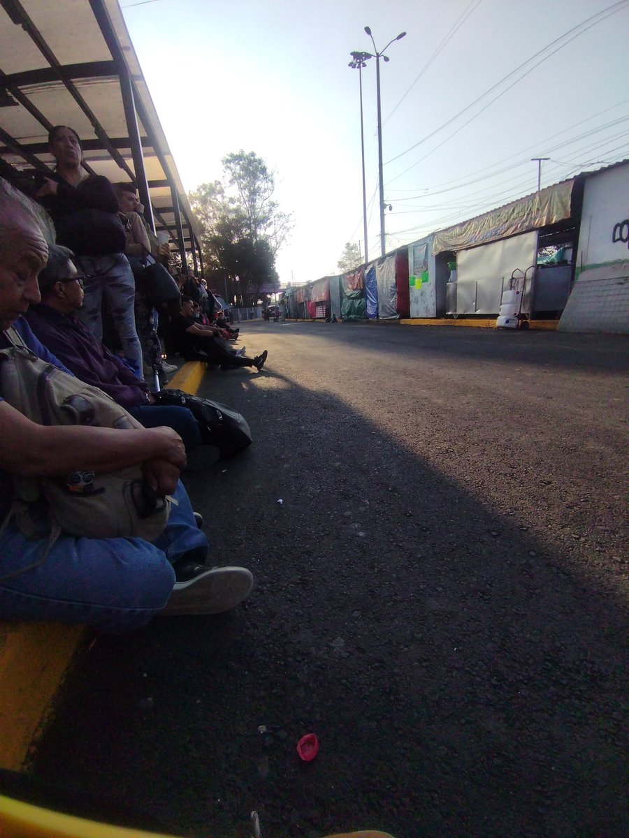 MARTHARAMIREZSI's tweet photo. @LaSEMOVI  De favor metan rtp en la ruta de reclusorio sur a taxqueña llevamos dos horas y no hay camiones siempre es lo mismo con esta ruta 111 https://t.co/un4bo7RzID