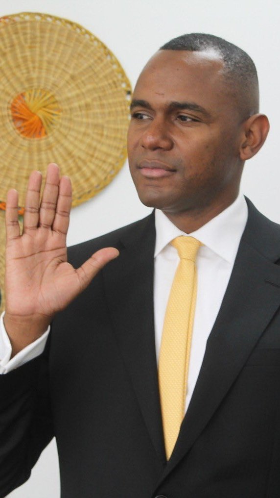 🇨🇴 | El viceministro de Igualdad, Acxan Duque, renunció a su cargo tras ser denunciado por acoso sexual por una funcionaria, quien aseguró que le envió una fotografía desnudo sin su consentimiento.