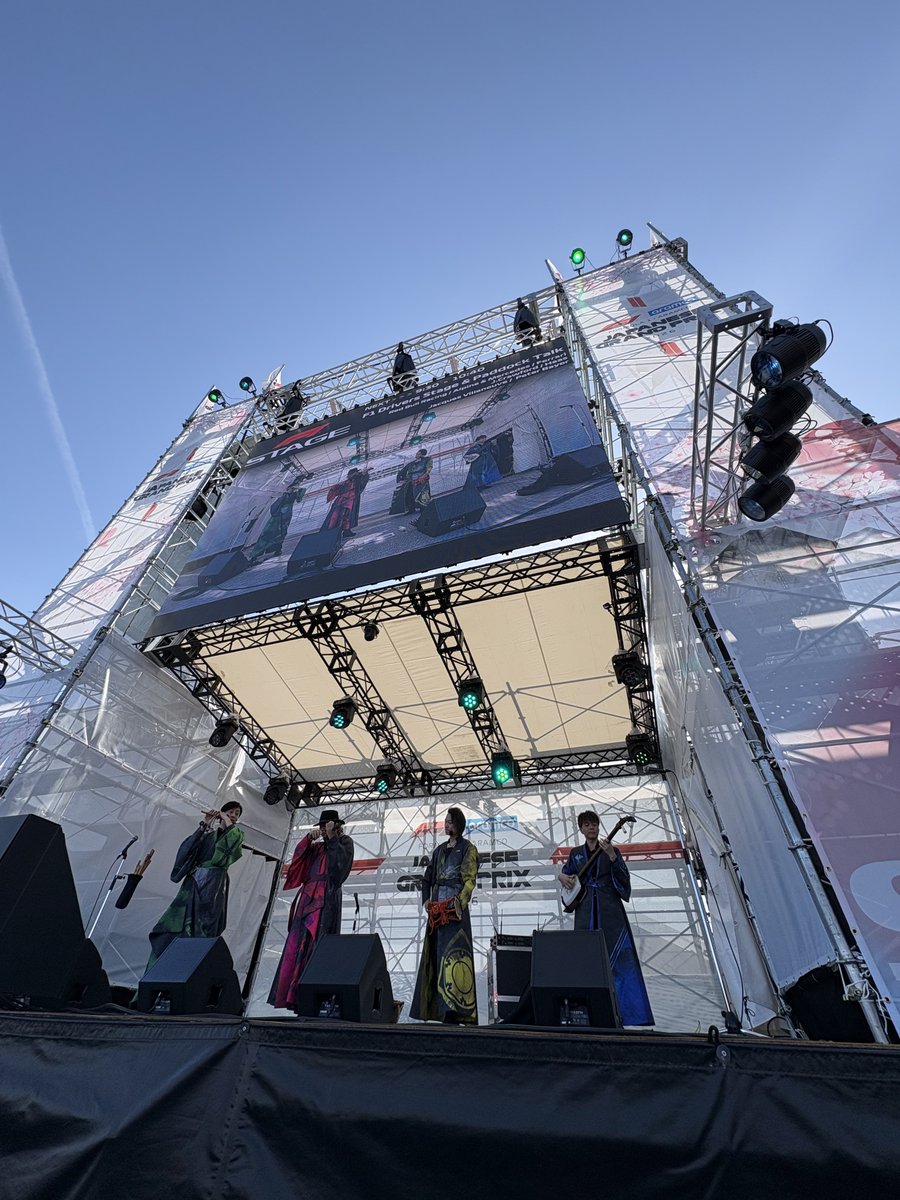 suzuka_event's tweet photo. オープニングステージ 竜馬四重奏の皆さんのLIVEをお楽しみくださーい！
ドライバートークショーは9時30分からでーす！
 #F1jp #F1 #JapaneseGP https://t.co/XkBdvDsi3a