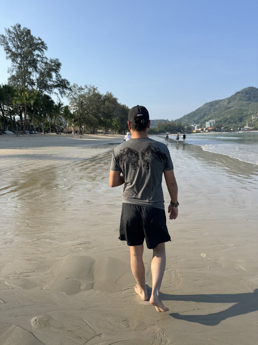 Devilwzhalo's tweet photo. Morning walk… 

#beach https://t.co/9Fku0qedvm