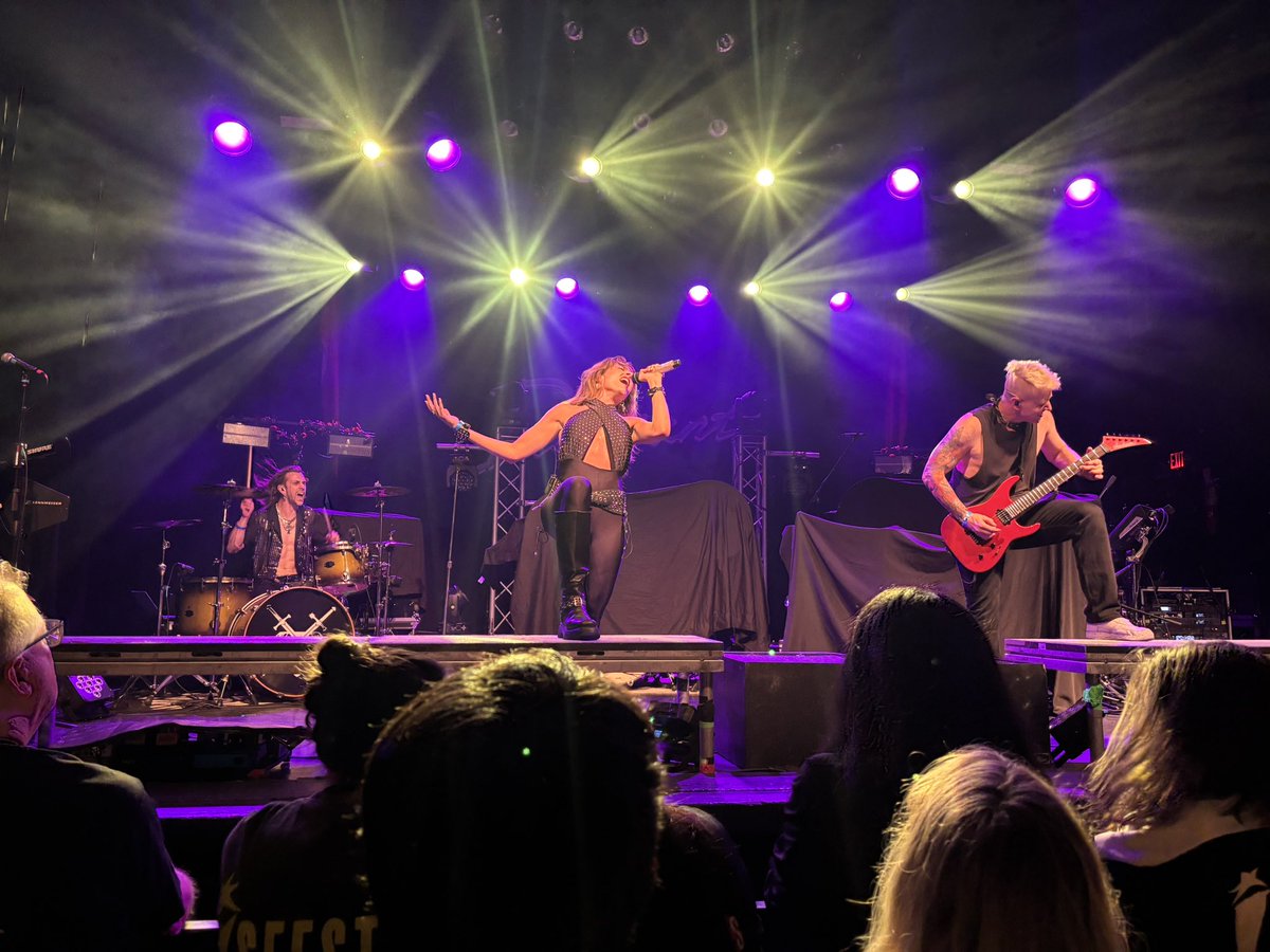 FernGuitarActor's tweet photo. .@DIAMANTEband and @iseestarsmusic had an incredible show! https://t.co/urt2zwz5dG