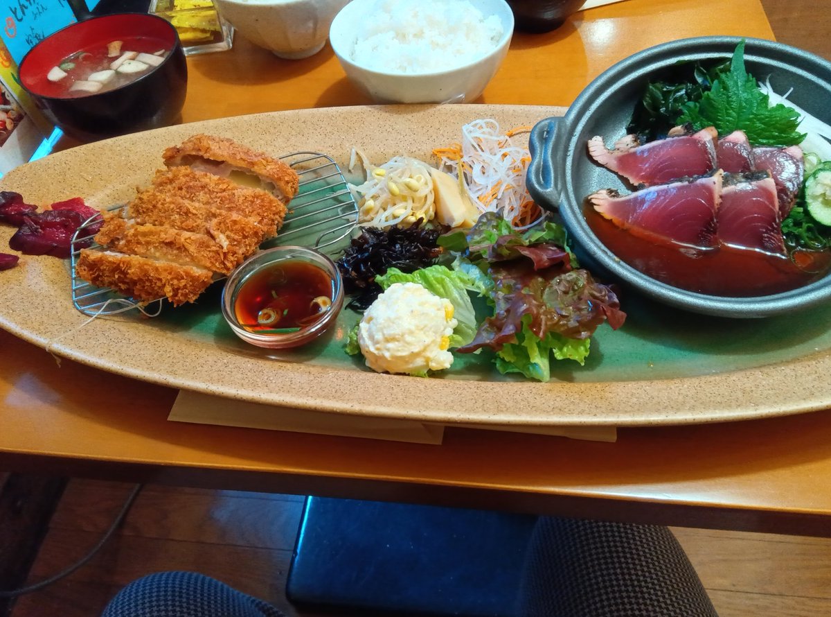GONTASHISHAMO's tweet photo. 相棒とランチ
お腹いっぱい😋
#萬時 https://t.co/sEleqTNqt6