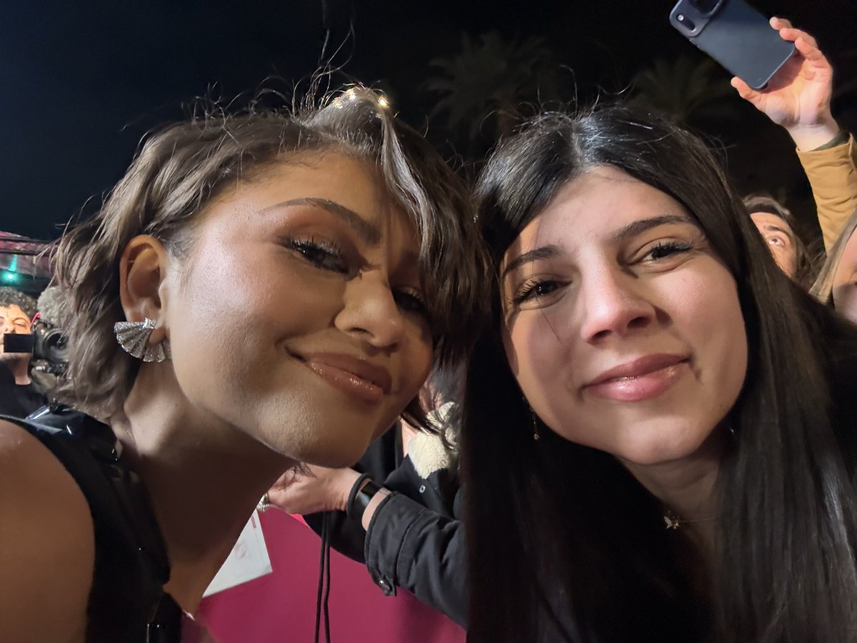 beatricespadaa's tweet photo. Zendaya got my letter and told me I have a beautiful handwriting😭😭😭 my life is complete 
#zendaya #thedrama https://t.co/EhLDs3zniB