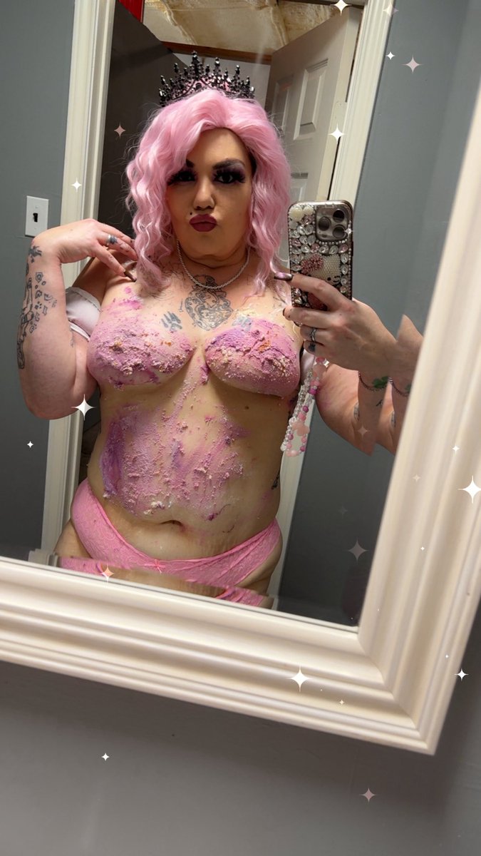 RueBeeDvil's tweet photo. I made a mess with my birthday cake… anyone want to lick it off 💋 #payme #birthdayqueen https://t.co/9NfyoqWFIR