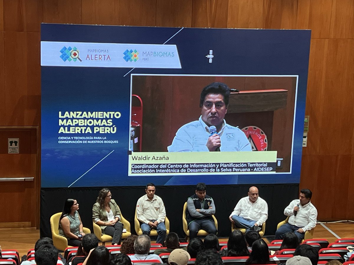mapbiomasperu's tweet photo. Waldir Azaña (AIDESEP): “Cada punto rojo en el map verde es una historia para nuestros pueblos indígenas. Los datos de MapBiomas nos ayudará a complementar nuestro sistema, y las historias y retos en nuestras comunidades” https://t.co/xLDTODH2RU