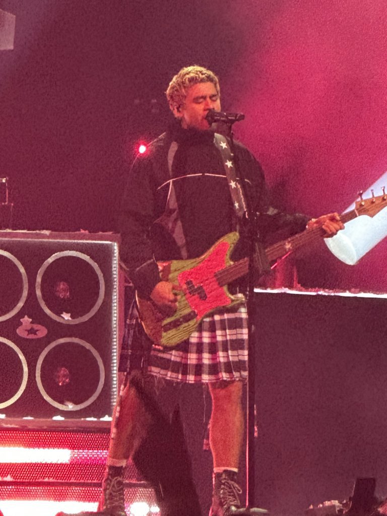 First look at Calum on stage via MUMLFTV! 

#BelfastIsAStar #EASBelfast #EASTour