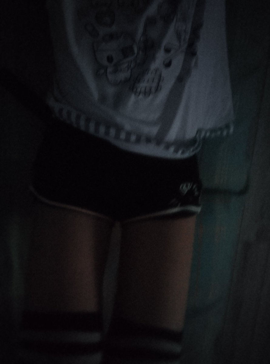 llipsii_'s tweet image. Left or right? #femboy #popular #outfit #twink #femboys #boy #legs #bi #femboyoutfit