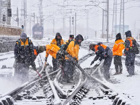 ChinaSunSong's tweet image. Strong winds, snowfall and dropping temperatures have swept across much of Xinjiang in recent days. CR-Urumqi has taken multiple measures to keep rail services running safely and smoothly. #ChinaRailway #RailwayTime