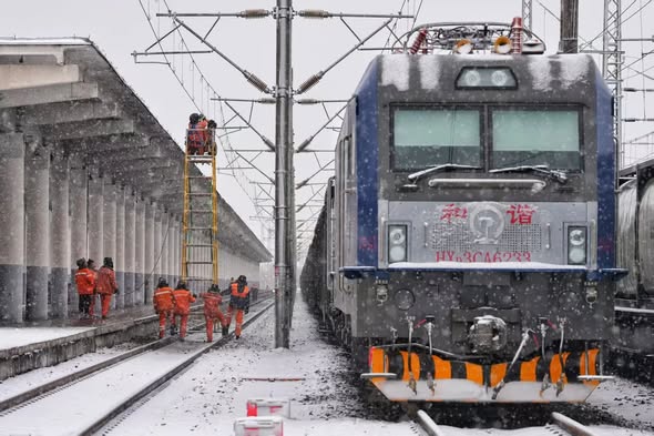 ChinaSunSong's tweet image. Strong winds, snowfall and dropping temperatures have swept across much of Xinjiang in recent days. CR-Urumqi has taken multiple measures to keep rail services running safely and smoothly. #ChinaRailway #RailwayTime