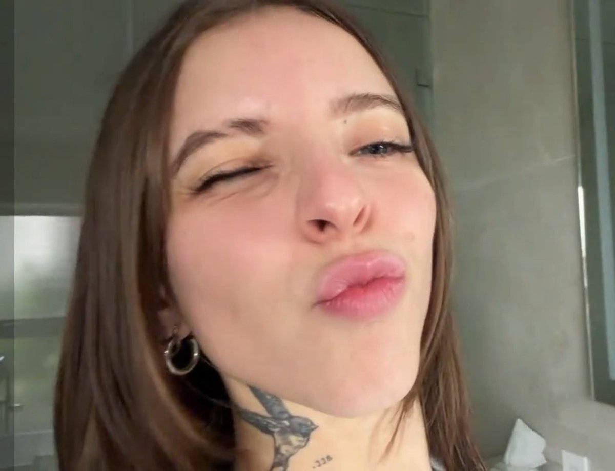 elizabeth tweet media