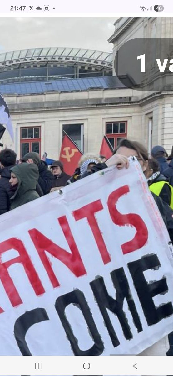 WimVanOsselaer1's tweet photo. Opvallend: wanneer linkse demonstranten symbolen van een van de meest moorddadige ideologieën uit de geschiedenis dragen, blijven de media steeds kleurenblind. 🤨

❓️Waarom eigenlijk? ❓️ Waarom benoemen ze communisten niet als wat ze echt zijn, maar wel als ‘antifascisten’? ❓️Waarom accepteren en normaliseren de media deze symbolen zonder enige kritiek of veroordeling? 🤨