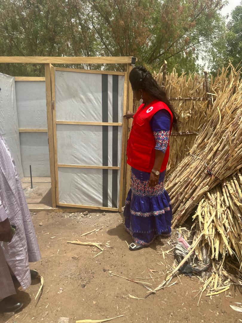 AkameCecile's tweet photo. À Kolofata, j’ai vu des familles qui ont tout perdu, mais aussi une solidarité forte.
 La Croix-Rouge Camerounaise, avec ses partenaires, apporte une réponse concrète : abris, santé, eau, assistance financière. Mais les besoins restent importants. Nous devons faire plus, ensemble https://t.co/T8OS1y4VVy