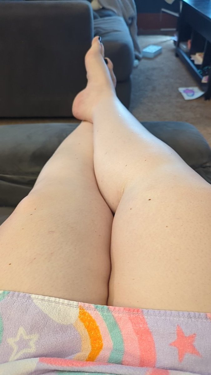 MavenMourning's tweet photo. Long legs #longlegs #tallgirl #feetpics #legs #bbw #milf #pale https://t.co/kVmjNTjket