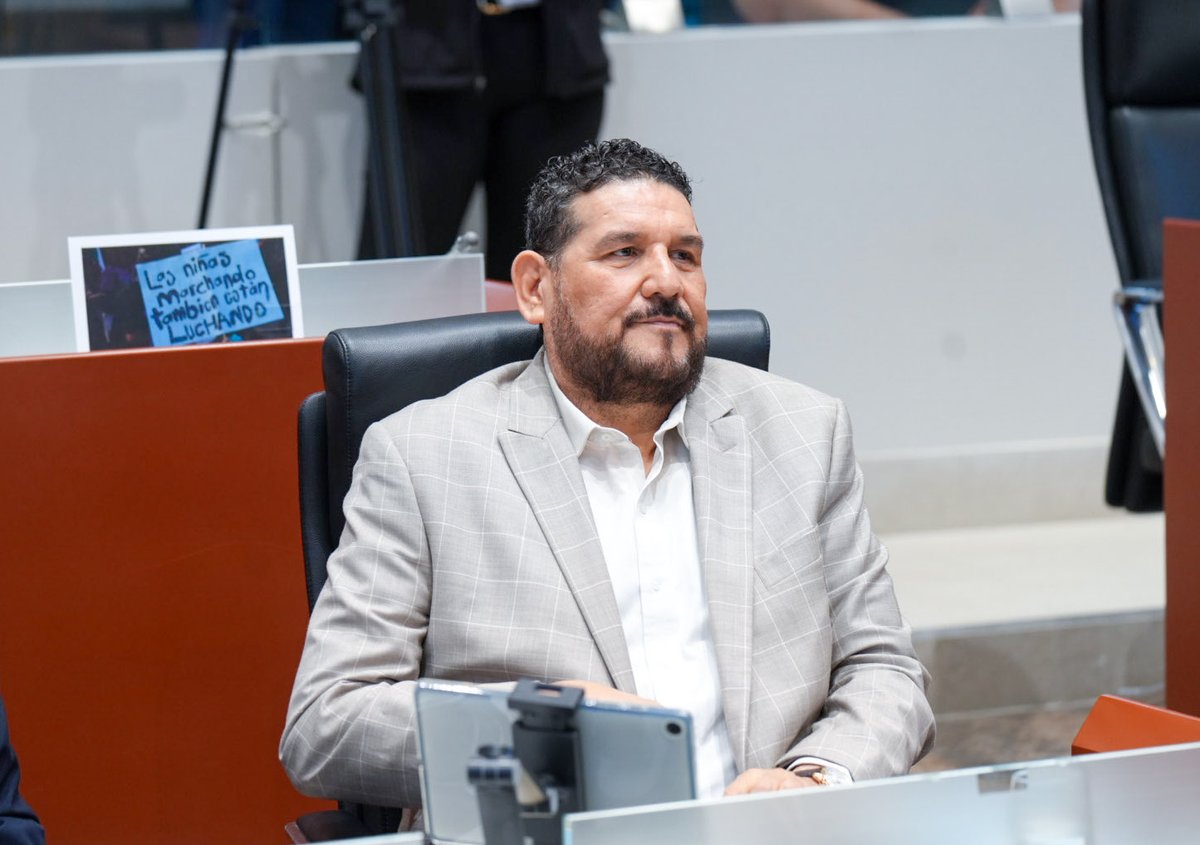 jcnavarroc's tweet photo. Hoy en el Congreso del Estado dimos un paso firme hacia la justicia social. Aprobamos por unanimidad la minuta constitucional que reforma el artículo 127 de la Constitución Federal, para poner límites a las llamadas “pensiones doradas” en el sector público. https://t.co/424hcHJvht