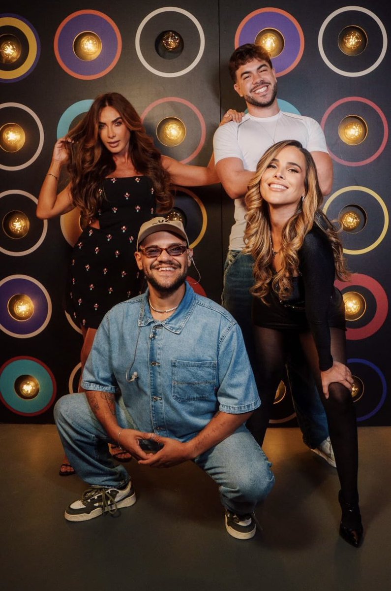 EquipeWanessa's tweet photo. E aí, galera! 
Começou o #TVZAoVivo no @multishow! 

Quem está assistindo? 
 #WanessaCamargoNoTVZ https://t.co/Ch0lzuP3qp