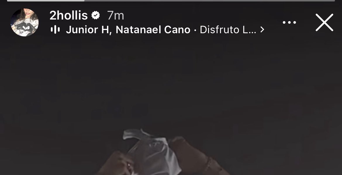 not 2hollis posteando con una canción de junior h