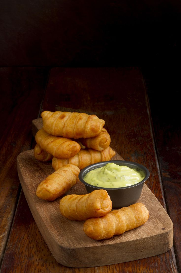 Ese queso derretido que se hace un hilo infinito… ¡es más largo que la cola en la panadería un sábado! ¡Tequeño mío, te quiero más que a mi propia arepa, coño!