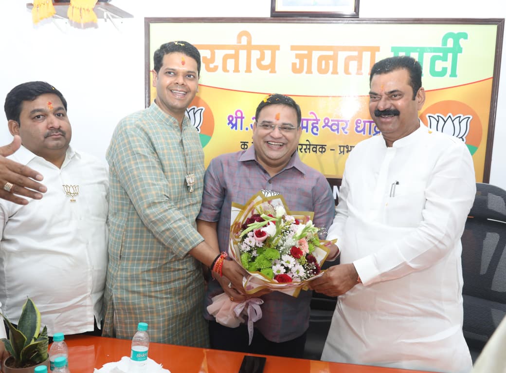 KapilPatil_'s tweet image. भारतीय जनता पार्टीचे कल्याण-डोंबिवली महापालिकेच्या प्रभाग क्र.८ मधील  तरुण नगरसेवक श्री.अमित महेश्वर धाक्रस यांच्या जनसंपर्क कार्यालयाचे माझ्या हस्ते उद्घाटन करण्यात आले. त्यानंतर श्री.अमित धाक्रस यांना शुभेच्छा दिल्या.
#जनसंपर्क_कार्यालय #Opening #कल्याण_डोंबिवली_महानगरपालिका