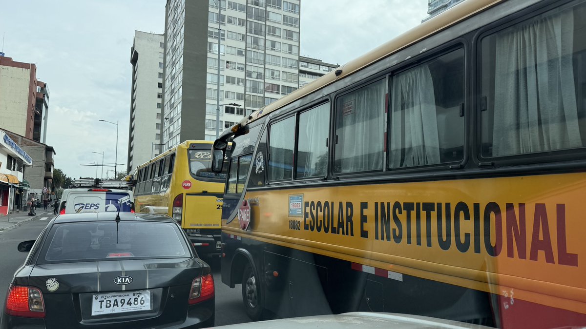 XASU_SUAREZ's tweet photo. Señores @AMT_Quito todos los días los buses de personal de la plataforma norte se parquean desde las 4 en la Japón arman un caos vehicular terrible https://t.co/fa56O6CVzq