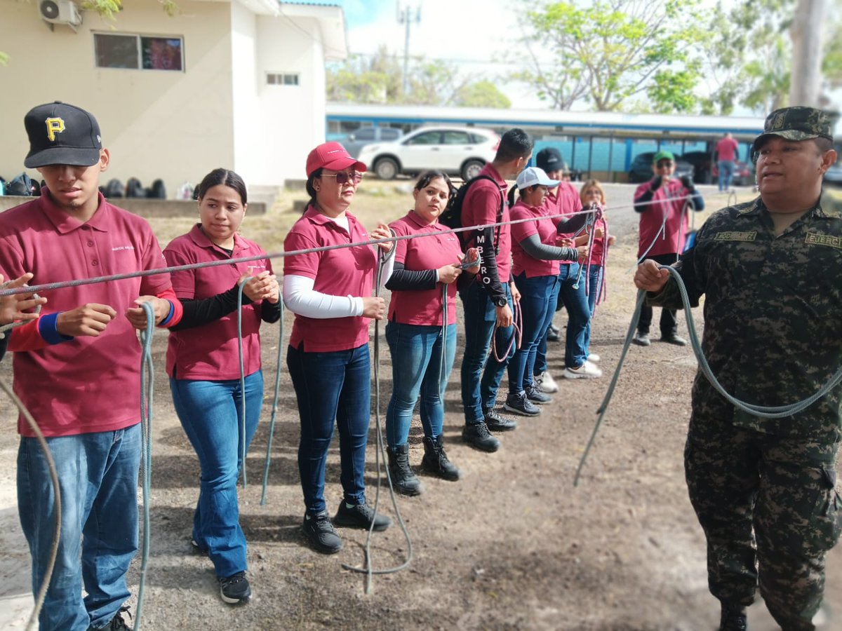 FFAAHN's tweet photo. #Capacitación || Las Fuerzas Armadas de Honduras a través del Batallón Humanitario y de Rescate #BHR impartió una jornada técnica a estudiantes del Técnico Universitario en Urgencias Médicas de #CEUTEC, fortaleciendo sus conocimientos en rescate vertical, uso de equipo especializado, nudos de seguridad y manejo de víctimas.
La instrucción incluyó técnicas de descenso en rapel, consolidando su preparación para actuar con eficiencia y seguridad en escenarios de difícil acceso.
Estas acciones reafirman el compromiso de las Fuerzas Armadas de Honduras con la formación de talento humano altamente capacitado, orientado a brindar una respuesta oportuna ante emergencias.
#FuerzasArmadasHN