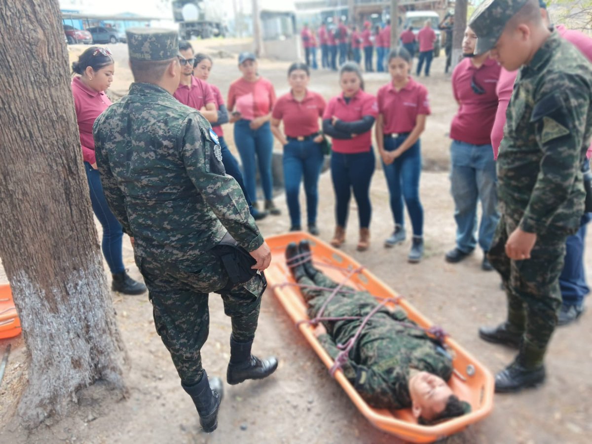 FFAAHN's tweet photo. #Capacitación || Las Fuerzas Armadas de Honduras a través del Batallón Humanitario y de Rescate #BHR impartió una jornada técnica a estudiantes del Técnico Universitario en Urgencias Médicas de #CEUTEC, fortaleciendo sus conocimientos en rescate vertical, uso de equipo especializado, nudos de seguridad y manejo de víctimas.
La instrucción incluyó técnicas de descenso en rapel, consolidando su preparación para actuar con eficiencia y seguridad en escenarios de difícil acceso.
Estas acciones reafirman el compromiso de las Fuerzas Armadas de Honduras con la formación de talento humano altamente capacitado, orientado a brindar una respuesta oportuna ante emergencias.
#FuerzasArmadasHN