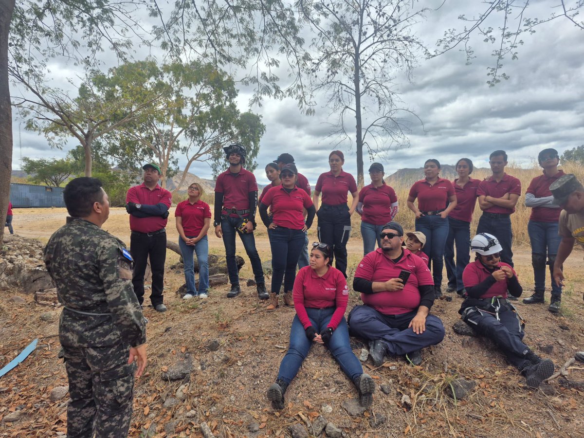 FFAAHN's tweet photo. #Capacitación || Las Fuerzas Armadas de Honduras a través del Batallón Humanitario y de Rescate #BHR impartió una jornada técnica a estudiantes del Técnico Universitario en Urgencias Médicas de #CEUTEC, fortaleciendo sus conocimientos en rescate vertical, uso de equipo especializado, nudos de seguridad y manejo de víctimas.
La instrucción incluyó técnicas de descenso en rapel, consolidando su preparación para actuar con eficiencia y seguridad en escenarios de difícil acceso.
Estas acciones reafirman el compromiso de las Fuerzas Armadas de Honduras con la formación de talento humano altamente capacitado, orientado a brindar una respuesta oportuna ante emergencias.
#FuerzasArmadasHN