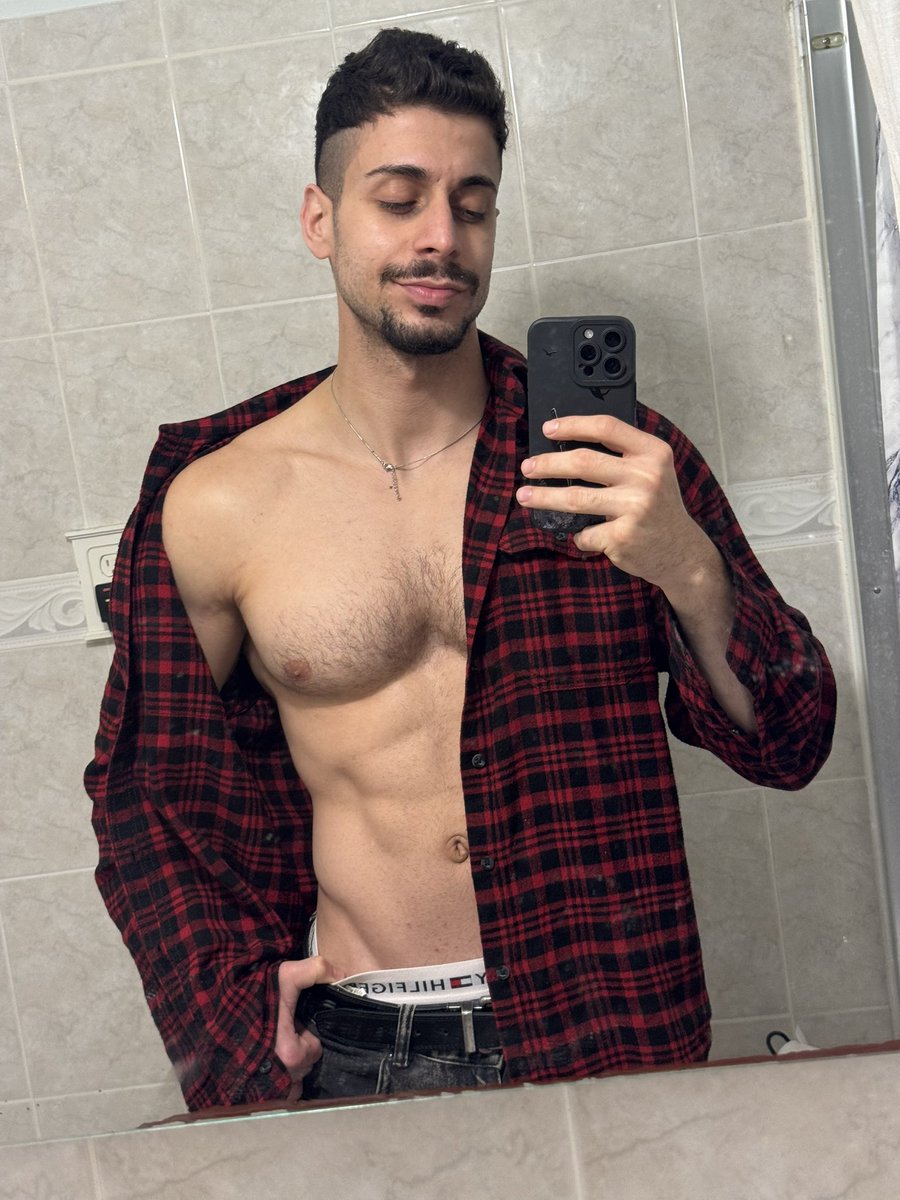 HalitFit's tweet photo. Is red suit on me ? https://t.co/EA4lEDBVPH