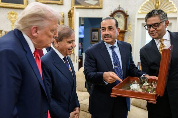 Diplomat_APAC's tweet photo. Islamabad’s emergence as a channel illustrates how middle powers can punch above their weight when larger actors are hemmed in by their own alignments.  https://t.co/61YAzalDhA https://t.co/VQ5oRI5QXa