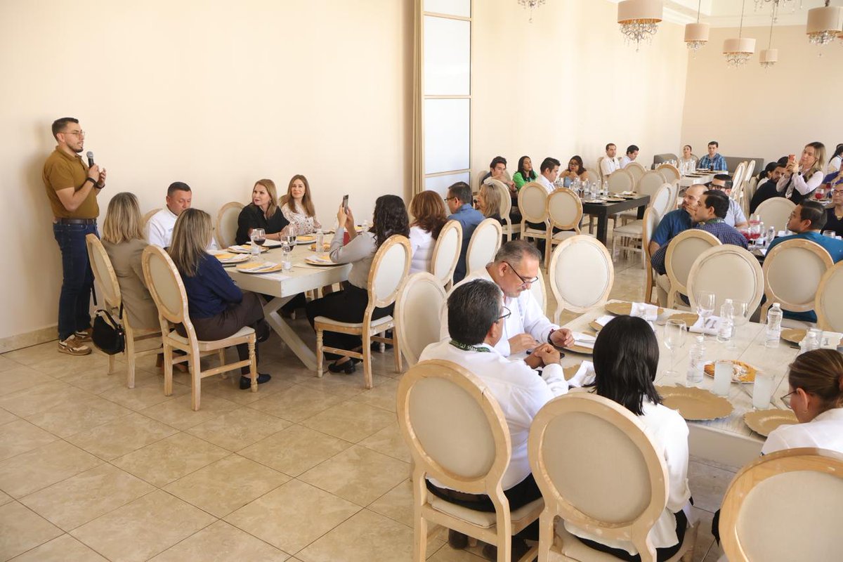 Jesús Espinoza participó en el evento de recepción personal médico especializado que atenderá a las familias de la región noroeste, donde la Directora General de la Unidad Médica de Altas Especialidades
🔗laextraob.com/para-mejorar-s…