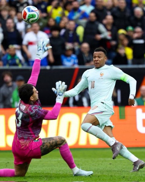 flaviogarag's tweet photo. Kkkkkkkkk o goleiro ajoelhou pra ser encoberto https://t.co/WsIslt4Dif