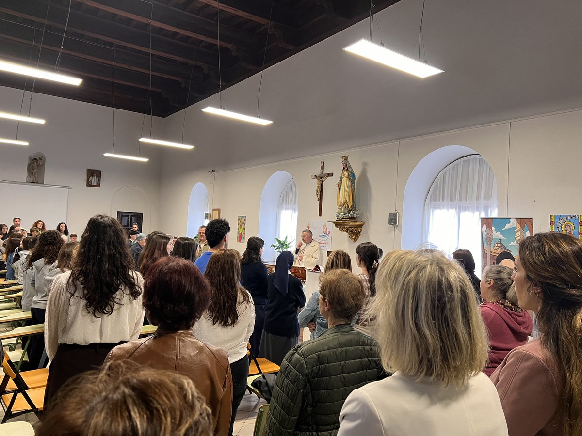 Colegio_Tavera's tweet photo. "Hágase en mí según tu Palabra ..." Vocación, el servicio a los Pobres: amar, servir y honrar al Señor. Las hijas de la Caridad de nuestro colegio  #renuevansusvotos con fuerza para anunciar y vivir el Evangelio de Jesucristo.

#ColegiosHHCC #EducaciónVicenciana #HijasDeLaCaridad https://t.co/5V6Hf4cIPE