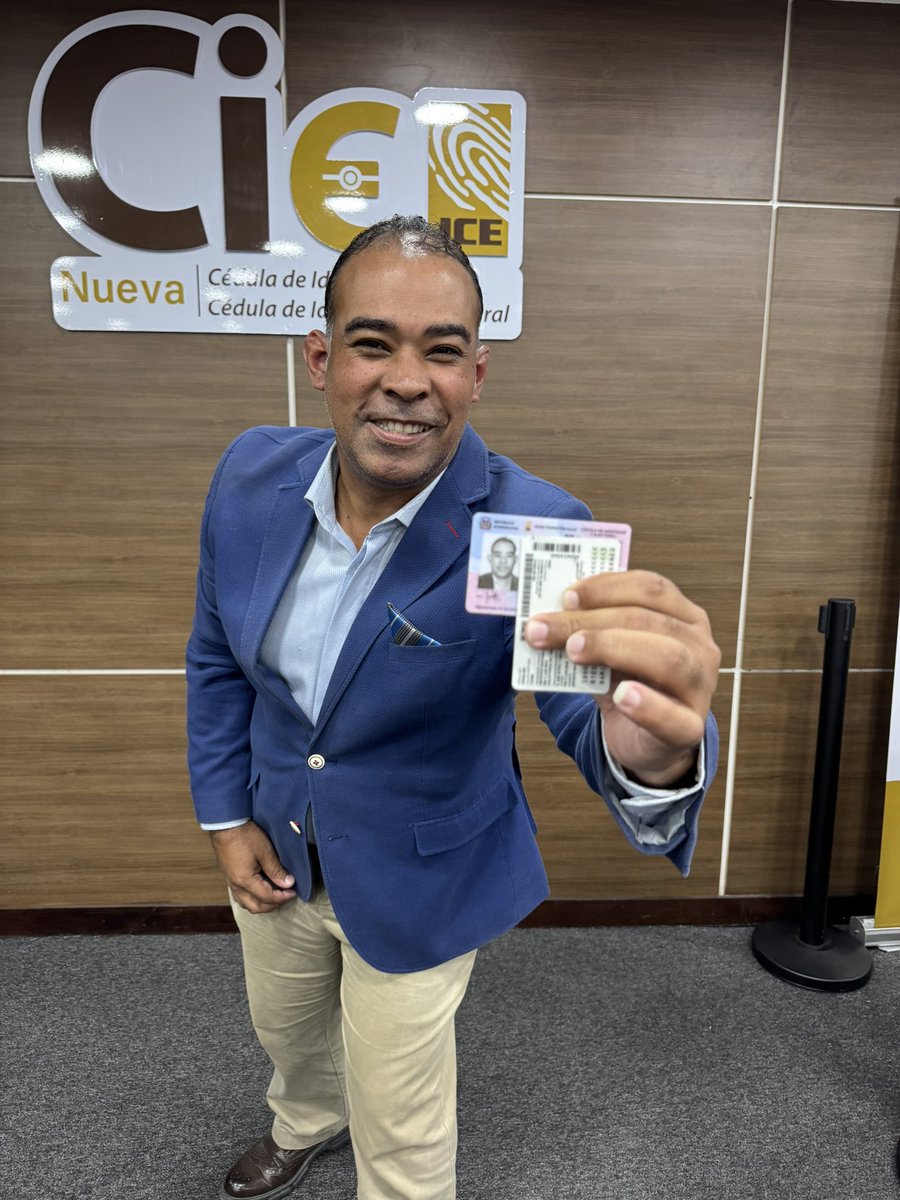 Nueva cédula y van tres, primera con chip, además tiene código QR, código de barra, relieve, letras pequeñas, cuatro fotos y otras protecciones más.  Por cierto gracias <a href="/juntacentral/">JCE</a> por desearme larga vida, porque ahora la vigencia tiene 20 años. ¿La cambiare en ese tiempo?