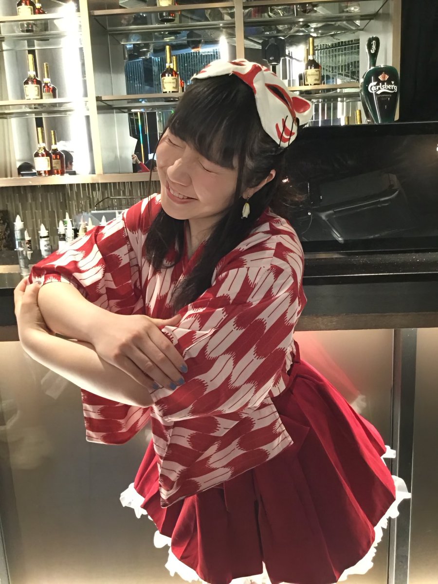 8sXsWbU7cYfu1bF's tweet photo. 今日はね　かつ君が過去最も推してたアイドルグループ【横浜純情小町☆】のレジェンドあーちゃん【現在きゃらめるもんすたーずのキャサリンちゃん】の誕生日です
この初公開写真は、研究生時代のだよ
ここにおいで
ぎゅう〜🤩
って感じかな？
レア中のレアでしょ
あーちゃんお誕生日おめでとう🎂 https://t.co/jXrYBJNCVW