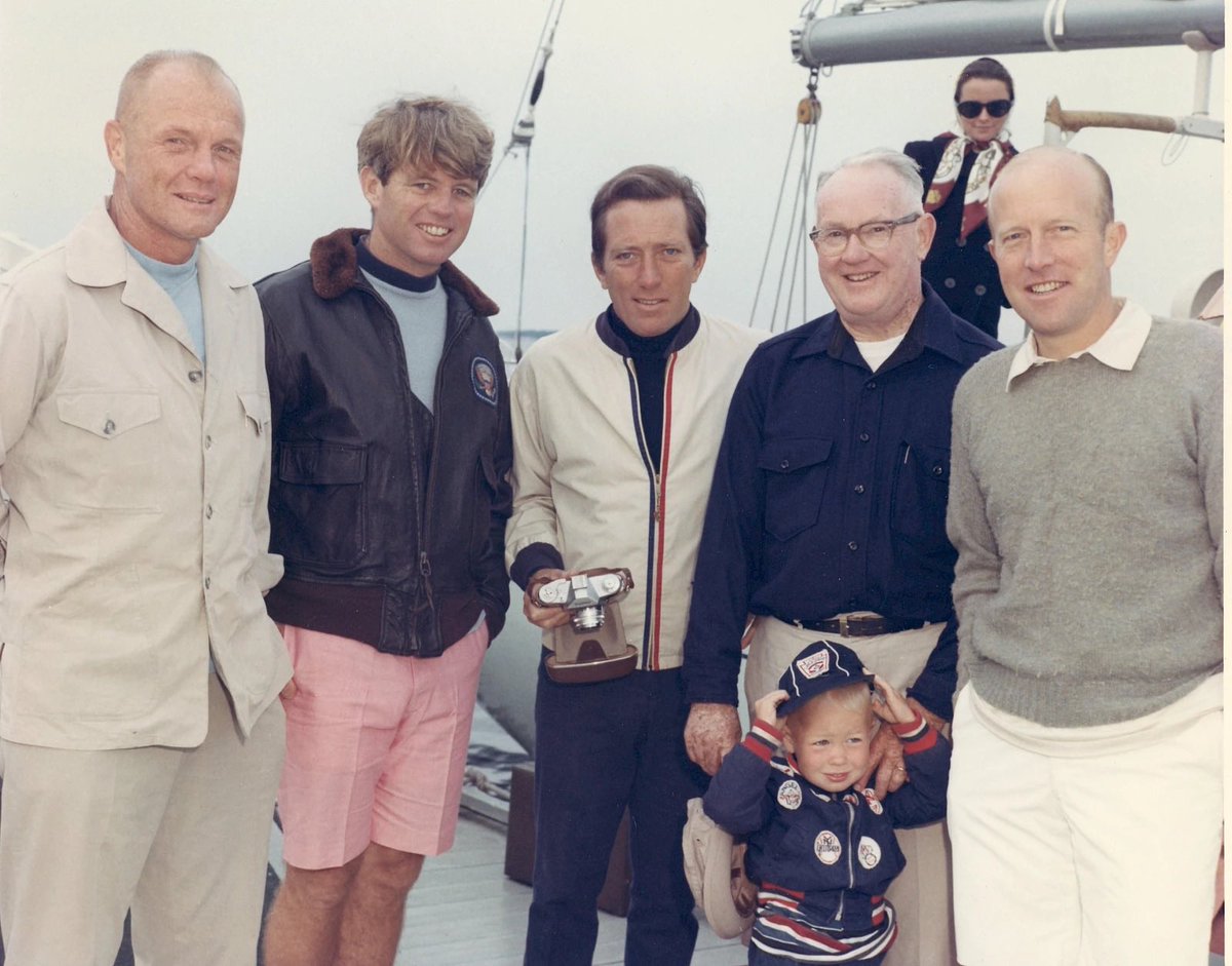 RFK waist grabber tweet media