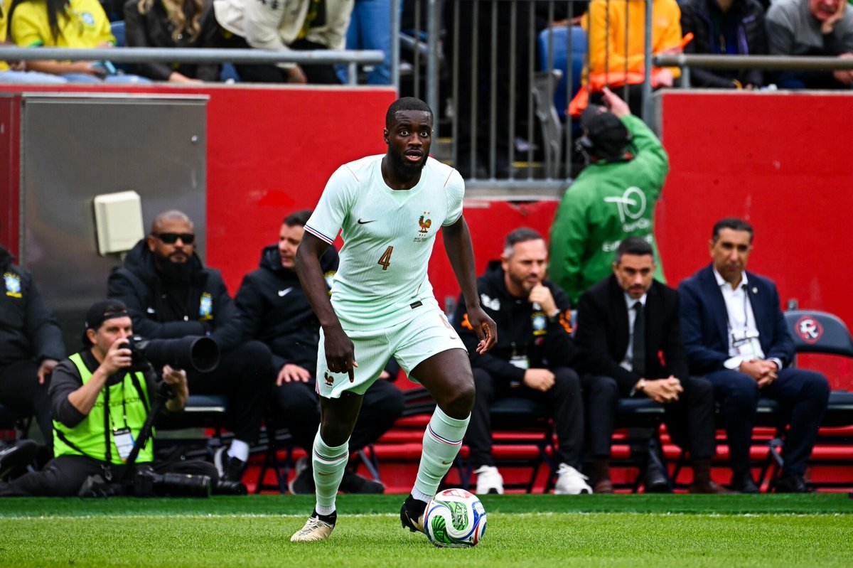 leparisiensport's tweet image. #BRE #FRA Upamecano expulsé ! 

Le défenseur tricolore a commis une faute sur Wesley en position de dernier défenseur (55e), la France est toujours devant (0-1)

Suivez notre direct ➡️ l.leparisien.fr/6dBN