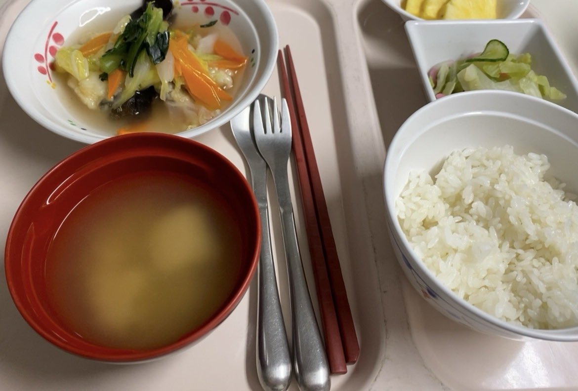 おはようございます🙇🏻‍♀️
今日は年に一度の定期検診の日🧠
毎朝目覚められる幸せに感謝🙏
朝普通に目覚める事は決して当たり前じゃない事に気付いたきっかけが脳梗塞でした😌

病院の待合室でお会いしましょう
画像は入院していた頃のある日の夕食
美味しい食事をありがとうございました🙏