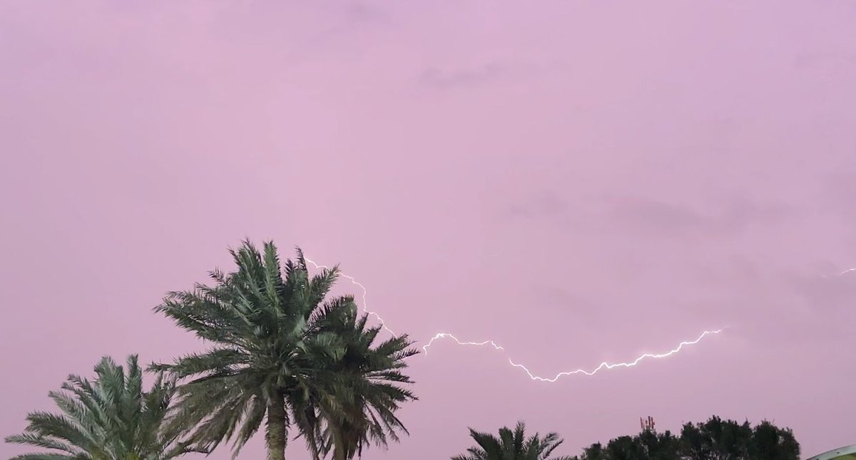 سبحانَ الذي يسبحُ الرعدُ بحمدِه والملائكةُ من خيفتِه