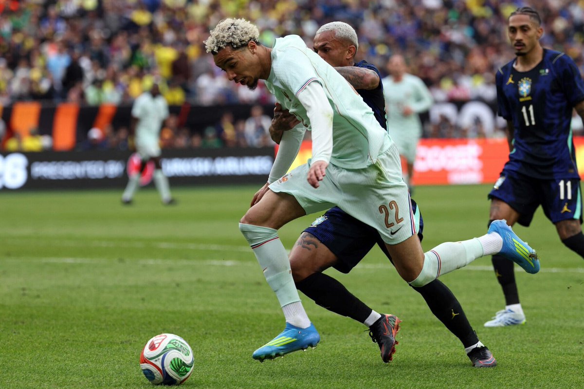 le_Parisien's tweet image. #BRE #FRA Buuuut d'Hugo Ekitike !

En infériorité numérique, les Bleus font le break sur un contre mené à toute vitesse et conclu par l'attaquant de Liverpool (0-2, 65e)

Suivez notre direct ➡️ l.leparisien.fr/LVud