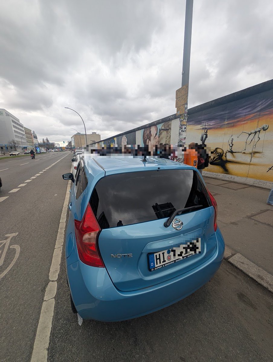 ベルリンの壁の有名なこの絵。ここで記念撮影した人は綺羅星の数のごとくいるだろうが、自分の車と写真を撮った阿呆はそうそうおるまい（えっへん