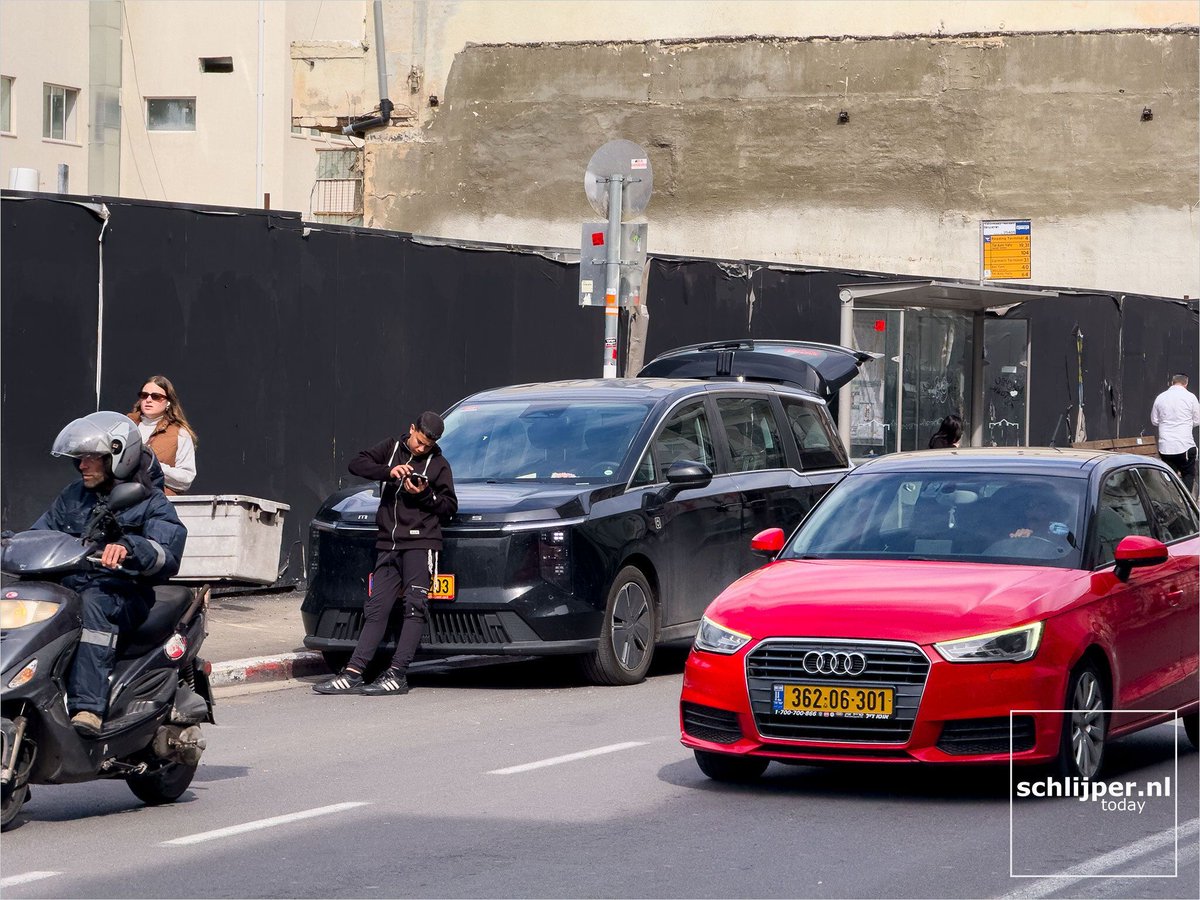 schlijperisrael's tweet photo. To avoid a ticket for jay parking, drivers often cover the license plates of their cars with a towel or a chair. The driver of this car instead let his child stand on the road to block the view on the license plate.
25 03 2026 14:22 #carsTLV #jayparking #פיד_תחבורה   #פידתחבורה https://t.co/MgrSLVcKu3