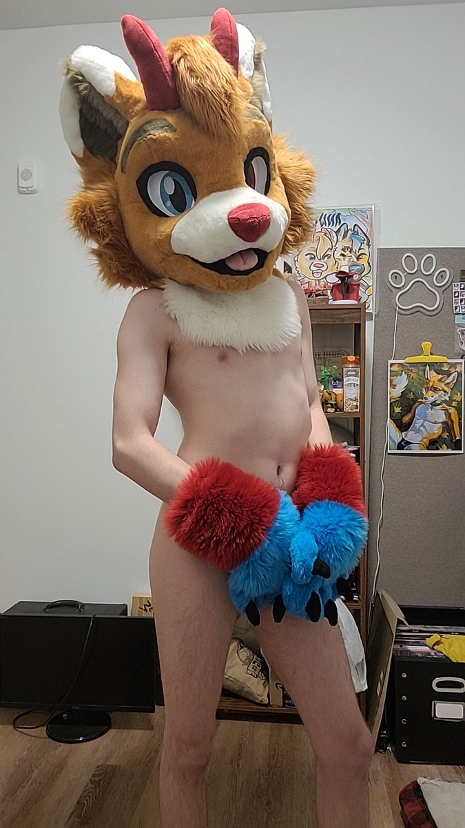 Oh no somebody took my fur 😢 

I hope nobody takes advantage of me in my vulnerable state ;3 

#murrsuit #murrsuiter #gay #nsfwtwtًً #furrynsfw #yiff #porn #nsfw #mursuit