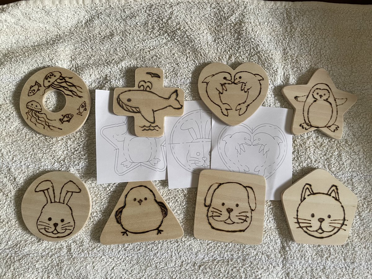 hee3d2's tweet photo. 絵を入れたら可愛いかなと思って百均のハンダで描いたら笑うしかない出来になってしまった🤣🤣🤣
レーザーかぁ…💻🔍🤔 https://t.co/FaOcCFGXqv